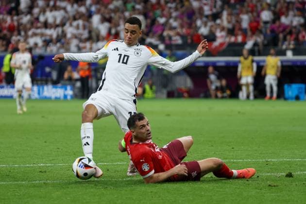 Jamal Musiala (GER, 10) am Ball, Granit Xhaka (Schweiz, 10) am Boden , Fussball, UEFA , Europa Meisterschaft, (Gruppe A) 2024, Schweiz vs. Deutschland, 23.06.2024, Frankfurt Arena, Frankfurt, Deutschland Frankfurt Frankfurt Arena Hessen Deutschland Copyright: xGrantxHubbsx