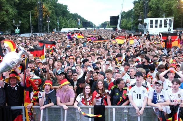 DEU, FIFA, EM-2024, Fanmeile, 23.06.2024, Strasse des 17.Juni, Fanmeile, Berlin, DEU, FIFA, EM-2024, Fanmeile, im Bild Zuschauer, Besucher, Fans, Fahnen Foto: Juergen Engler nordphoto GmbH