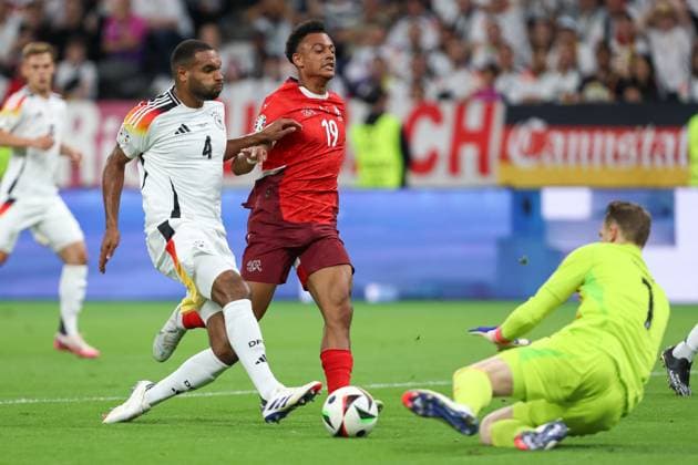 Jonathan Tah (Deutschland), Dan Ndoye (Switzerland) und Torwart Manuel Neuer (Deutschland) im Zweikampf, UEFA EURO, EM, Europameisterschaft,Fussball 2024 - Group A, Switzerland vs Germany, Arena Frankfurt am 23. June 2024 in Frankfurt am Main, Deutschland. (Foto von Oliver Kaelke DeFodi Images) Jonathan Tah (Deutschland), Dan Ndoye (Switzerland) und Torwart Manuel Neuer (Deutschland) battle for the ball, UEFA EURO 2024 - Group A, Switzerland vs Germany, Arena Frankfurt on June 23, 2024 in Frankfurt am Main, Germany. (Photo by Oliver Kaelke DeFodi Images) Defodi-678_2024_06_23_OK_SUIGER_0825