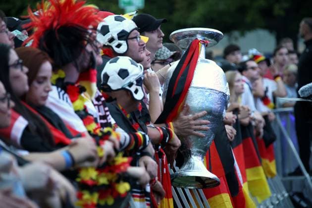 DEU, FIFA, EM-2024, Fanmeile, 23.06.2024, Strasse des 17.Juni, Fanmeile, Berlin, DEU, FIFA, EM-2024, Fanmeile, im Bild Zuschauer, Besucher, Fans, Fahnen Foto: Juergen Engler nordphoto GmbH
