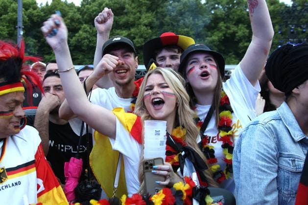 DEU, FIFA, EM-2024, Fanmeile, 23.06.2024, Strasse des 17.Juni, Fanmeile, Berlin, DEU, FIFA, EM-2024, Fanmeile, im Bild Zuschauer, Besucher, Fans, Fahnen Foto: Juergen Engler nordphoto GmbH