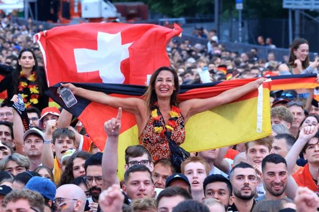 DEU, FIFA, EM-2024, Fanmeile, 23.06.2024, Strasse des 17.Juni, Fanmeile, Berlin, DEU, FIFA, EM-2024, Fanmeile, im Bild Zuschauer, Besucher, Fans, Fahnen Foto: Juergen Engler nordphoto GmbH