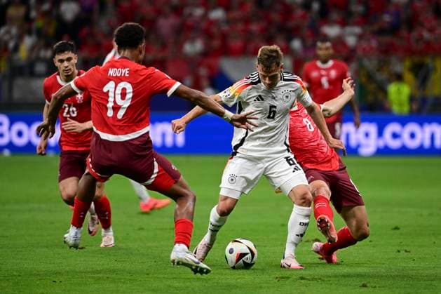 Joshua Kimmich 6 (Deutschland) im Zweikampf, Aktion, mit Denis Zakaria 6 (Schweiz), Schweiz vs. Deutschland, Fussball, UEFA EURO, EM, Europameisterschaft,Fussball 2024, Gruppenphase, 3. Spieltag, 23.06.2024 Frankfurt Nordrhein-Westfalen Deutschland