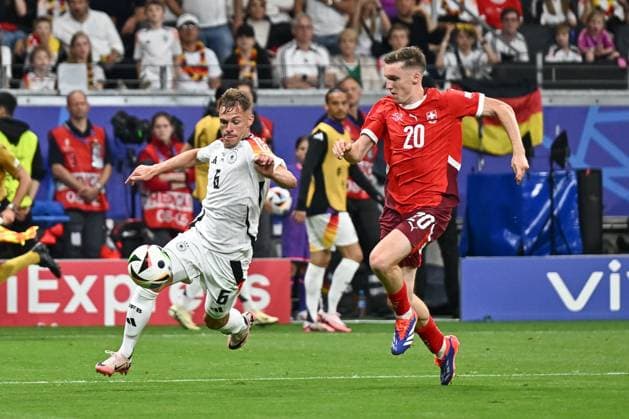 23.06.2024, xscotx, Fussball EM 2024, Schweiz - Deutschland, emspor, v.l. Joshua Kimmich (Deutschland, 6), Michel Aebischer (Schweiz, 20) Zweikampf, Duell, Kampf, tackle Frankfurt am Main