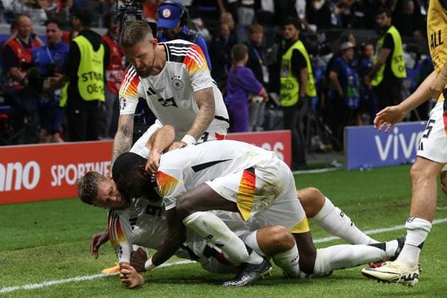 Niclas Füllkrug (Deutschland) Torjubel,jubelt mit seiner Mannschaft nach dem Treffer zum 1:1, UEFA EURO, EM, Europameisterschaft,Fussball 2024 - Group A, Switzerland vs Germany, Arena Frankfurt am 23. June 2024 in Frankfurt am Main, Deutschland. (Foto von Oliver Kaelke DeFodi Images) Niclas Füllkrug (Deutschland) celebrates after scoring his team s first goal with teammates, UEFA EURO 2024 - Group A, Switzerland vs Germany, Arena Frankfurt on June 23, 2024 in Frankfurt am Main, Germany. (Photo by Oliver Kaelke DeFodi Images) Defodi-678_2024_06_23_OK_SUIGER_2606
