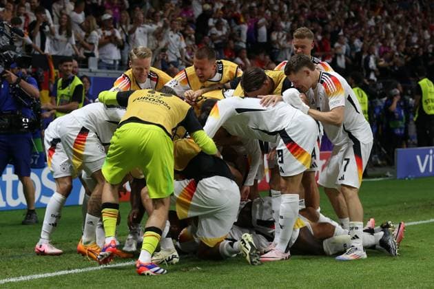Niclas Füllkrug (Deutschland) Torjubel,jubelt mit seiner Mannschaft nach dem Treffer zum 1:1, UEFA EURO, EM, Europameisterschaft,Fussball 2024 - Group A, Switzerland vs Germany, Arena Frankfurt am 23. June 2024 in Frankfurt am Main, Deutschland. (Foto von Oliver Kaelke DeFodi Images) Niclas Füllkrug (Deutschland) celebrates after scoring his team s first goal with teammates, UEFA EURO 2024 - Group A, Switzerland vs Germany, Arena Frankfurt on June 23, 2024 in Frankfurt am Main, Germany. (Photo by Oliver Kaelke DeFodi Images) Defodi-678_2024_06_23_OK_SUIGER_2621