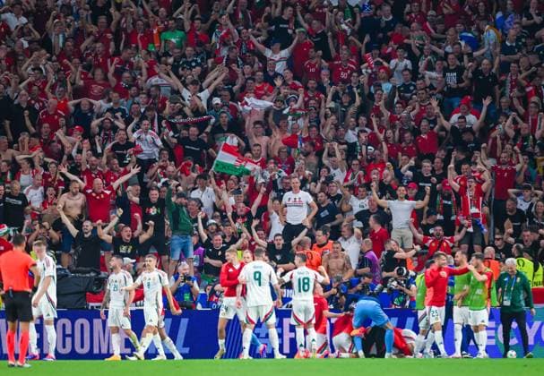 Ungarische Fans bejubeln das Tor von Kevin Csoboth (Hungary), UEFA EURO, EM, Europameisterschaft,Fussball 2024 - Group A, Scotland vs Hungary, Arena Stuttgart am 23. June 2024 in Stuttgart, Deutschland. (Foto von Silas Schueller DeFodi Images) Hungarian fans celebrate the goal from Kevin Csoboth (Hungary), UEFA EURO 2024 - Group A, Scotland vs Hungary, Arena Stuttgart on June 23, 2024 in Stuttgart, Germany. (Photo by Silas Schueller DeFodi Images) Defodi-738_738_SCOHUN_20240623_314
