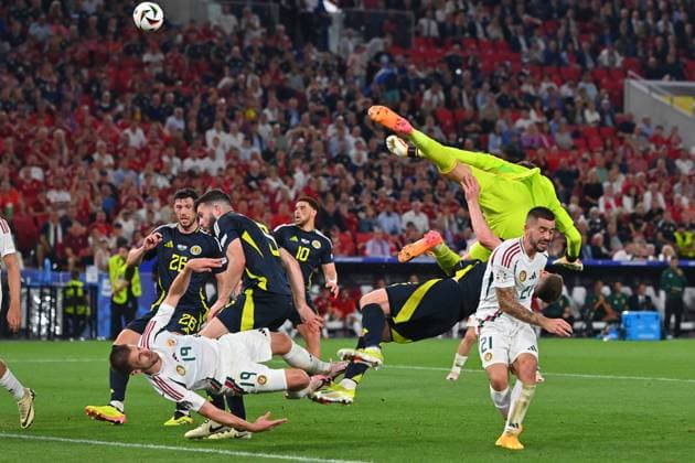 Zusammenprall Barnabas VARGA (19,HUN) mit Torwart Angus GUNN (Schottland), Strafraumszene. Ohnmacht,K.O.Aktion,Zweikampf. re:Endre BOTKA (HUN), Anthony RALSTON (Schottland), Gruppenphase Gruppe A Schottland (SCO) - Ungarn (HUN) 0-1, am 23.06.2024, Stuttgart Arena. Fussball UEFA EURO, EM, Europameisterschaft,Fussball 2024 GERMANY vom 14.06.2024 - 14.07.2024.