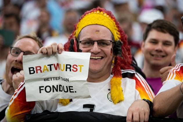 Deutsche Fans Bratwurst better than Fondue GER, Switzerland (SUI) vs. Germany (DEU), Fussball Europameisterschaft, UEFA EURO, EM, Europameisterschaft,Fussball 2024, Gruppe A, 3. Spieltag, 23.06.2024 GER, Switzerland (SUI) vs. Germany (DEU), Fussball Europameisterschaft, UEFA EURO 2024, Gruppe A, 3. Spieltag, 23.06.2024 Frankfurt Copyright: xEibner-Pressefoto RogerxBuerkex EP