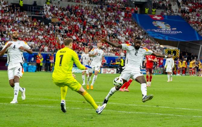 23.06.2024, Fussball UEFA EURO, EM, Europameisterschaft,Fussball 2024, Vorrunde, 3.Spieltag, Schweiz - Deutschland, in der Frankfurt-Arena in Frankfurt am Main, v.li: Jonathan Tah (Deutschland), Torwart Manuel Neuer (Deutschland), Antonio Rüdiger (Deutschland)