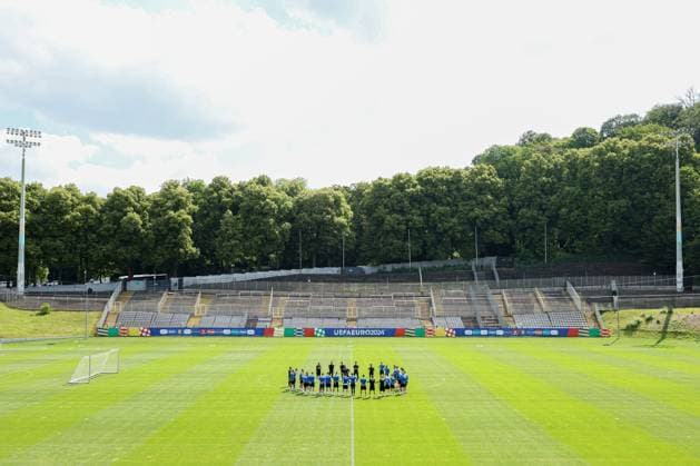 Sport Bilder des Tages EURO 2024, Nationalteam Slowenien, Training Slovenia manager Matjaz Kek during the training session Slovenia Training, UEFA European Championship, EM, Europameisterschaft 2024, Group C, Football, Stadion am Zoo, Wuppertal, Germany, 24 Jun 2024 EDITORIAL USE ONLY No use with unauthorised audio, video, data, fixture lists, club league logos or live services. Online in-match use limited to 120 images, no video emulation. No use in betting, games or single club league player publications. Copyright: xPaulxCurrie Shutterstockx 14555190am