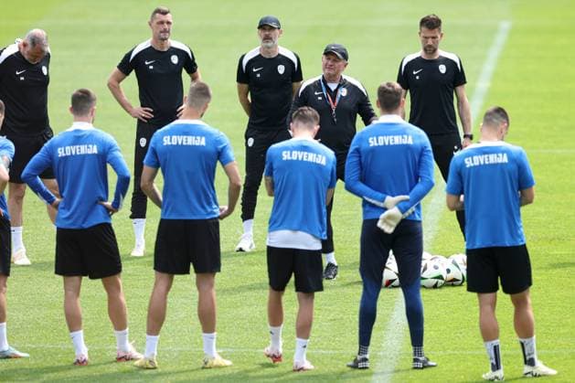 EURO 2024, Nationalteam Slowenien, Training Slovenia manager Matjaz Kek during the training session Slovenia Training, UEFA European Championship, EM, Europameisterschaft 2024, Group C, Football, Stadion am Zoo, Wuppertal, Germany, 24 Jun 2024 EDITORIAL USE ONLY No use with unauthorised audio, video, data, fixture lists, club league logos or live services. Online in-match use limited to 120 images, no video emulation. No use in betting, games or single club league player publications. Copyright: xPaulxCurrie Shutterstockx 14555190ah