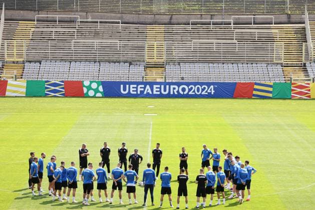 EURO 2024, Nationalteam Slowenien, Training Slovenia manager Matjaz Kek during the training session Slovenia Training, UEFA European Championship, EM, Europameisterschaft 2024, Group C, Football, Stadion am Zoo, Wuppertal, Germany, 24 Jun 2024 EDITORIAL USE ONLY No use with unauthorised audio, video, data, fixture lists, club league logos or live services. Online in-match use limited to 120 images, no video emulation. No use in betting, games or single club league player publications. Copyright: xPaulxCurrie Shutterstockx 14555190aq