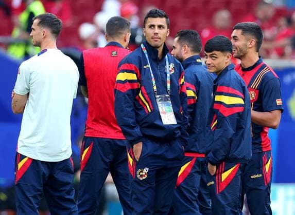 Rodri of Spain and Pedri of Spain inspect the pitch ahead of the game Albania v Spain, UEFA European Championship, EM, Europameisterschaft 2024, Group B, Football, Dusseldorf Arena, Dusseldorf, Germany, 24 Jun 2024 EDITORIAL USE ONLY No use with unauthorised audio, video, data, fixture lists, club league logos or live services. Online in-match use limited to 120 images, no video emulation. No use in betting, games or single club league player publications. Copyright: xPaulxCurrie Shutterstockx 14551058q