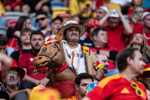 GER, Euro 2024, Group B, Albanien (ALB) vs Spanien (ESP) 24.06.2024, Düsseldorf Arena (Merkur Spiel-Arena), Düsseldorf Duesseldorf, GER, Euro 2024, Group B, Albanien (ALB) vs Spanien (ESP) Im Bild: verkleideter Fan von Spanien Spain ESP mit Pferd, Hut