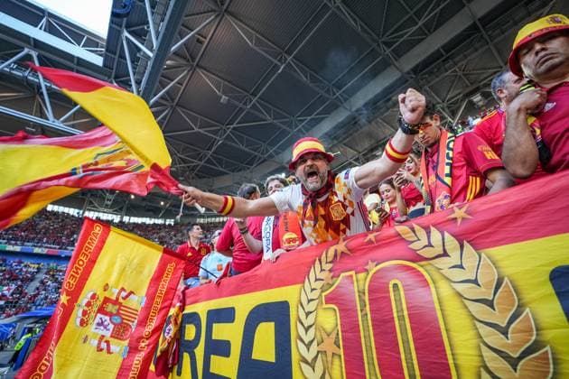 GER, Euro 2024, Group B, Albanien (ALB) vs Spanien (ESP) 24.06.2024, Düsseldorf Arena (Merkur Spiel-Arena), Düsseldorf Duesseldorf, GER, Euro 2024, Group B, Albanien (ALB) vs Spanien (ESP) Im Bild: Fan von Spanien Spain ESP feiert, lacht, hat gute Laune, schreit, hat Fahne in der Hand