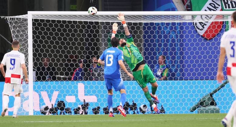 Kroatien - Italien UEFA EURO, EM, Europameisterschaft,Fussball 2024 Leipzig, 24.06.2024, Leipzig Stadium, Fußball, UEFA EURO 2024 Germany , Gruppe B, Vorrunde , Kroatien CRO vs. Italien ITA , Im Bild: Torchance für Kroatien. Torwart Gianluigi Donnarumma (1, ITA) pariert den Schuß. , Nur für journalistische Zwecke. Only for editorial use! , UEFA Êregulations prohibit any use of photographs as image sequences and or quasi-video. ,