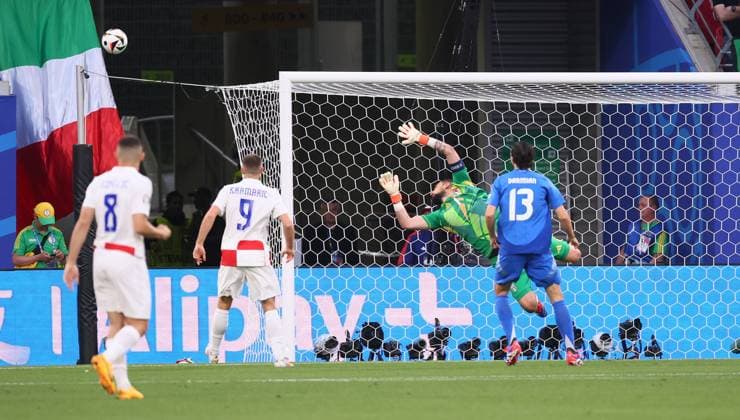 Kroatien - Italien UEFA EURO, EM, Europameisterschaft,Fussball 2024 Leipzig, 24.06.2024, Leipzig Stadium, Fußball, UEFA EURO 2024 Germany , Gruppe B, Vorrunde , Kroatien CRO vs. Italien ITA , Im Bild: Torchance für Kroatien. Torwart Gianluigi Donnarumma (1, ITA) pariert den Schuß. , Nur für journalistische Zwecke. Only for editorial use! , UEFA Êregulations prohibit any use of photographs as image sequences and or quasi-video. ,