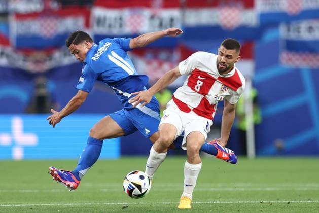 Giacomo Raspadori of Italy and Mateo Kovacic of Croatia Croatia v Italy, UEFA European Championship, EM, Europameisterschaft 2024, Group B, Football, Leipzig Stadium, Leipzig, Germany, 24 Jun 2024 EDITORIAL USE ONLY No use with unauthorised audio, video, data, fixture lists, club league logos or live services. Online in-match use limited to 120 images, no video emulation. No use in betting, games or single club league player publications. Copyright: xMattxWest Shutterstockx 14551036ao