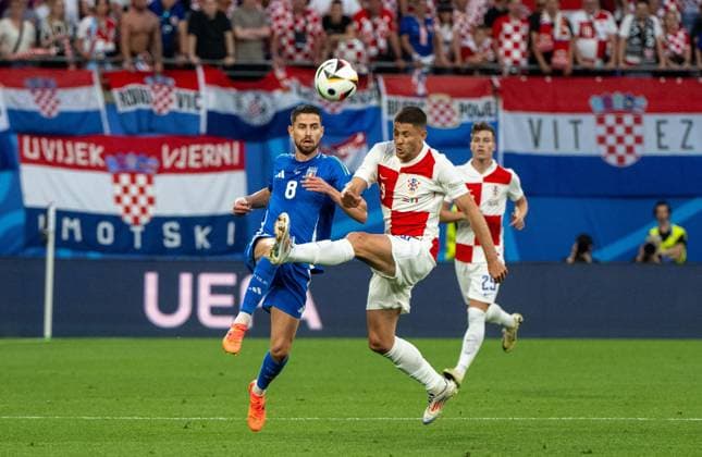 Fussball, Herren, Saison 2023 24, UEFA EURO, EM, Europameisterschaft,Fussball 2024, Gruppe B (3. Spieltag) in Leipzig, Kroatien - Italien, v. l. Jorginho (Italien), Andrej Kramaric (Kroatien), 24.06. 2024, Copyright: xMatthiasxKochx
