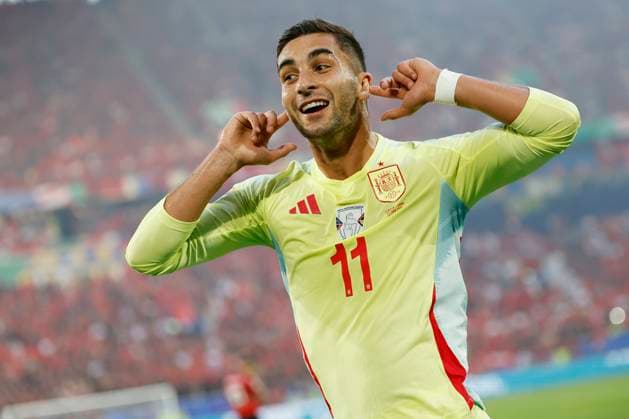 24.06.2024, Fussball, Euro 2024, Vorrunde, Albanien – Spanien, GER, Duesseldorf, Stadium Bild: v. li. Torschütze Ferran Torres (Spanien, 11) Jubel nach dem Tor zum 1:0, jubelnd, bejubelt, jubelt, jubeln, Emotionen, Cheering after the goal for, cheering, cheered, cheers, cheering, Copyright: HMBxMedia xHeikoxBecker