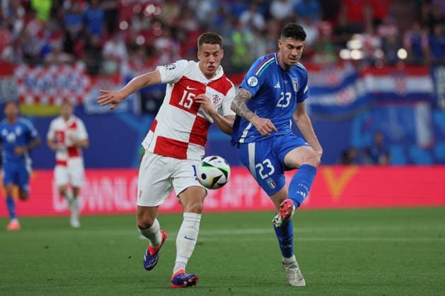 Kroatien - Italien UEFA EURO, EM, Europameisterschaft,Fussball 2024 Leipzig, 24.06.2024, Leipzig Stadium, UEFA EURO 2024 Germany, Gr. F Vorrunde , Kroatien (CRO) vs. ITALIEN (ITA) , Im Bild v.l.: Mario Pasalic (15, Kroatien) und Alessandro Bastoni (i23, ITA) ,