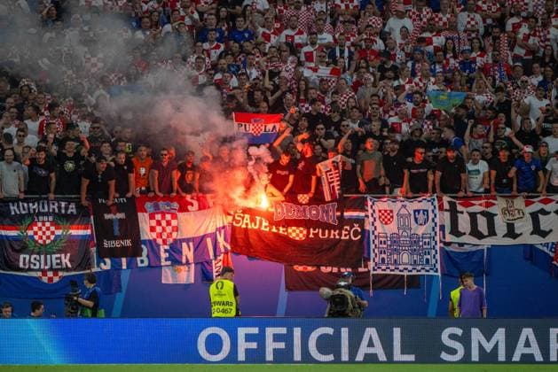 Fussball, Herren, Saison 2023 24, UEFA EURO, EM, Europameisterschaft,Fussball 2024, Gruppe B (3. Spieltag) in Leipzig, Kroatien - Italien, Fans von Kroatien zünden Pyrotechnik, 24.06. 2024, Copyright: xMatthiasxKochx