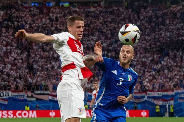Fussball, Herren, Saison 2023 24, UEFA EURO, EM, Europameisterschaft,Fussball 2024, Gruppe B (3. Spieltag) in Leipzig, Kroatien - Italien, v. l. Mario Pasalic (Kroatien), Federico Dimarco (Italien), 24.06. 2024, Copyright: xMatthiasxKochx