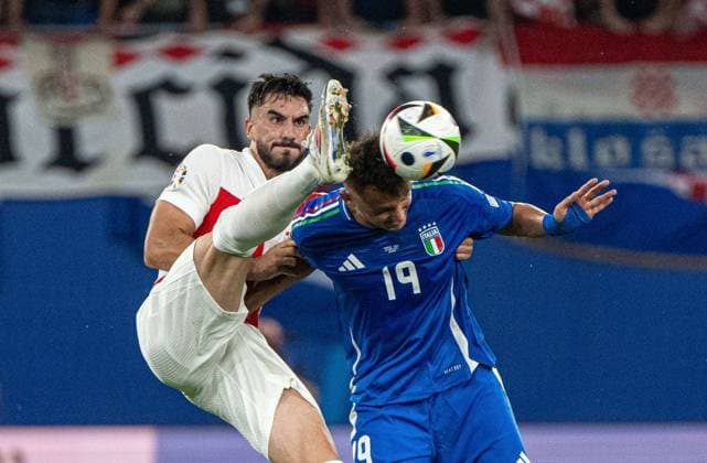 Fussball, Herren, Saison 2023 24, UEFA EURO, EM, Europameisterschaft,Fussball 2024, Gruppe B (3. Spieltag) in Leipzig, Kroatien - Italien, v. l. Josip Sutalo (Kroatien), Mateo Retegui (Italien), 24.06. 2024, Copyright: xMatthiasxKochx