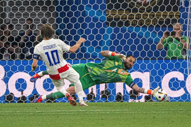 Fussball, Herren, Saison 2023 24, UEFA EURO, EM, Europameisterschaft,Fussball 2024, Gruppe B (3. Spieltag) in Leipzig, Kroatien - Italien, Torhüter Gianluigi Donnarumma (Italien) hält den Handelfmeter von Luka Modric (Kroatien), 24.06. 2024, Copyright: xMatthiasxKochx