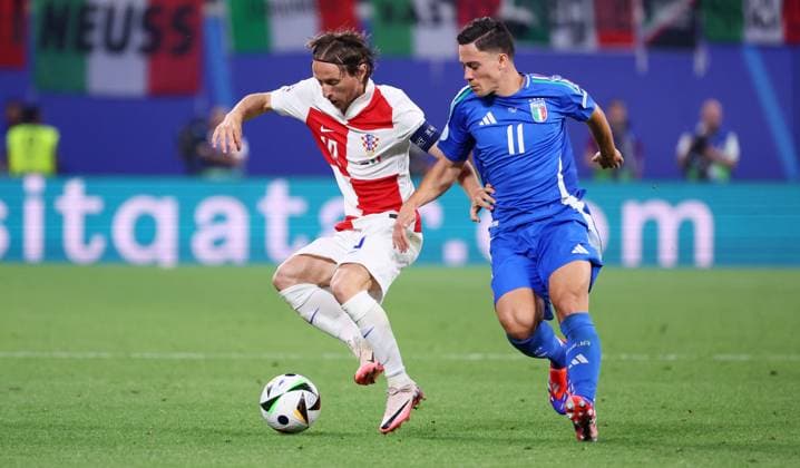 Kroatien - Italien UEFA EURO, EM, Europameisterschaft,Fussball 2024 Leipzig, 24.06.2024, Leipzig Stadium, Fußball, UEFA EURO 2024 Germany , Gruppe B, Vorrunde , Kroatien CRO vs. Italien ITA , Im Bild von links: Luka ModricÊ(10, Kroatien), Lorenzo Pellegrini (10, ITA). , Nur für journalistische Zwecke. Only for editorial use! , UEFA Êregulations prohibit any use of photographs as image sequences and or quasi-video. ,