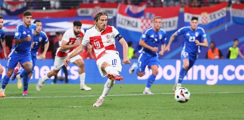 Kroatien - Italien UEFA EURO, EM, Europameisterschaft,Fussball 2024 Leipzig, 24.06.2024, Leipzig Stadium, Fußball, UEFA EURO 2024 Germany , Gruppe B, Vorrunde , Kroatien CRO vs. Italien ITA , Im Bild: Luka ModricÊ(10, Kroatien) verschießt einen Handelfmeter. , Nur für journalistische Zwecke. Only for editorial use! , UEFA Êregulations prohibit any use of photographs as image sequences and or quasi-video. ,