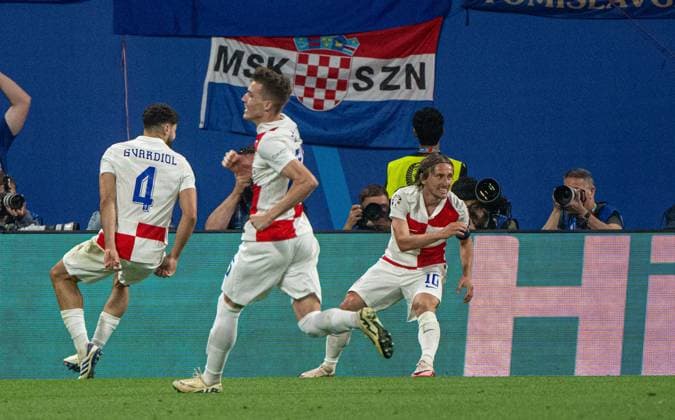 Fussball, Herren, Saison 2023 24, UEFA EURO, EM, Europameisterschaft,Fussball 2024, Gruppe B (3. Spieltag) in Leipzig, Kroatien - Italien, v. l. Josko Gvardiol (Kroatien), Luka Sucic (Kroatien), Luka Modric (Kroatien), Jubel nach Tor zum 1:0, 24.06. 2024, Copyright: xMatthiasxKochx