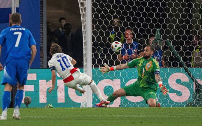 Fussball, Herren, Saison 2023 24, UEFA EURO, EM, Europameisterschaft,Fussball 2024, Gruppe B (3. Spieltag) in Leipzig, Kroatien - Italien, v. l. Luka Modric (Kroatien) erzielt das Tor zum 1:0 gegen Torhüter Gianluigi Donnarumma (Italien), 24.06. 2024, Copyright: xMatthiasxKochx