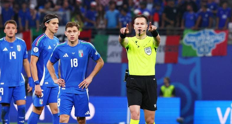 Kroatien - Italien UEFA EURO, EM, Europameisterschaft,Fussball 2024 Leipzig, 24.06.2024, Leipzig Stadium, Fußball, UEFA EURO 2024 Germany , Gruppe B, Vorrunde , Kroatien CRO vs. Italien ITA , Im Bild: chiedsrichter Danny Makkelie. , Nur für journalistische Zwecke. Only for editorial use! , UEFA Êregulations prohibit any use of photographs as image sequences and or quasi-video. ,
