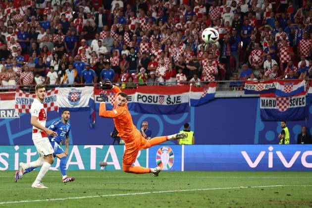 Sport Bilder des Tages Mattia Zaccagni of Italy scores the sides first goal to make it 1-1 Croatia v Italy, UEFA European Championship, EM, Europameisterschaft 2024, Group B, Football, Leipzig Stadium, Leipzig, Germany, 24 Jun 2024 EDITORIAL USE ONLY No use with unauthorised audio, video, data, fixture lists, club league logos or live services. Online in-match use limited to 120 images, no video emulation. No use in betting, games or single club league player publications. Copyright: xMattxWest Shutterstockx 14551036co