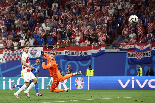 Mattia Zaccagni of Italy scores the sides first goal to make it 1-1 Croatia v Italy, UEFA European Championship, EM, Europameisterschaft 2024, Group B, Football, Leipzig Stadium, Leipzig, Germany, 24 Jun 2024 EDITORIAL USE ONLY No use with unauthorised audio, video, data, fixture lists, club league logos or live services. Online in-match use limited to 120 images, no video emulation. No use in betting, games or single club league player publications. Copyright: xMattxWest Shutterstockx 14551036cp