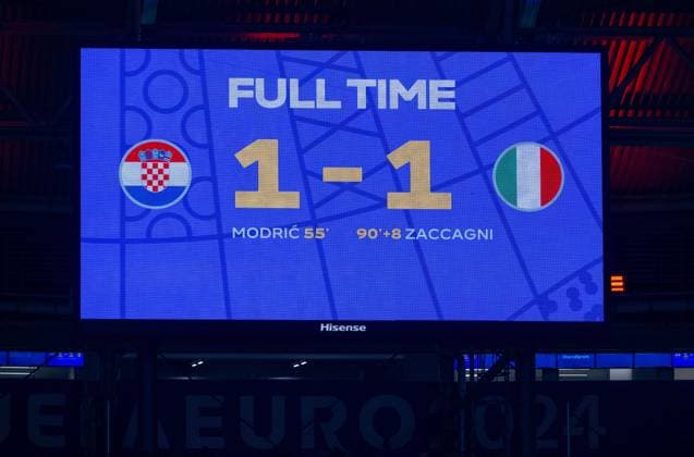 Sport Bilder des Tages Fussball, Herren, Saison 2023 24, UEFA EURO, EM, Europameisterschaft,Fussball 2024, Gruppe B (3. Spieltag) in Leipzig, Kroatien - Italien, Anzeigetafel mit 1:1-Endstand, 24.06. 2024, Copyright: xMatthiasxKochx