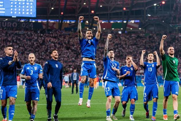 UEFA EURO, EM, Europameisterschaft,Fussball 2024: Kroatien - Italien; 24.06.2024 Jubelnde Italiener nach Abpfiff Gianluca Scamacca (Italien, 9), Alessandro Bastoni (Italien, 23), Davide Frattesi (Italien, 7), Matteo Darmian (Italien, 13) UEFA EURO 2024: Kroatien - Italien; Leipzig Stadium, Leipzig am 24.06.2024 Copyright: xBEAUTIFULxSPORTS Wunderlx