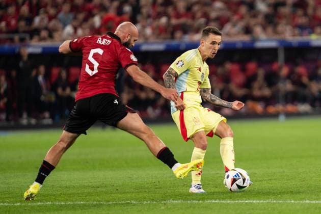 GER, Euro 2024, Group B, Albanien (ALB) vs Spanien (ESP) 24.06.2024, Düsseldorf Arena (Merkur Spiel-Arena), Düsseldorf Duesseldorf, GER, Euro 2024, Group B, Albanien (ALB) vs Spanien (ESP) Im Bild: Zweikampf zwischen Grimaldo Alejandro (Spanien Spain ESP, 12) und Ajeti Arlind (Albanien Albania ALB, 5)
