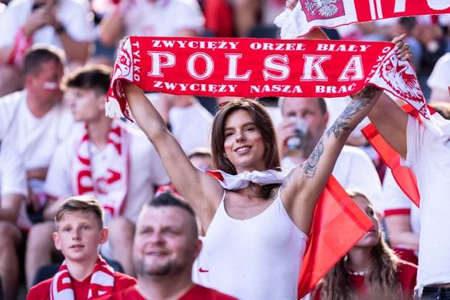 GER, Euro 2024, Group D, Frankreich (FRA) vs Polen (POL) 25.06.2024, Signal Iduna Park BVB Stadion Dortmund, Dortmund, GER, Euro 2024, Group D, Frankreich (FRA) vs Polen (POL) Im Bild: Polen Poland POL Fan hält Schal hoch,