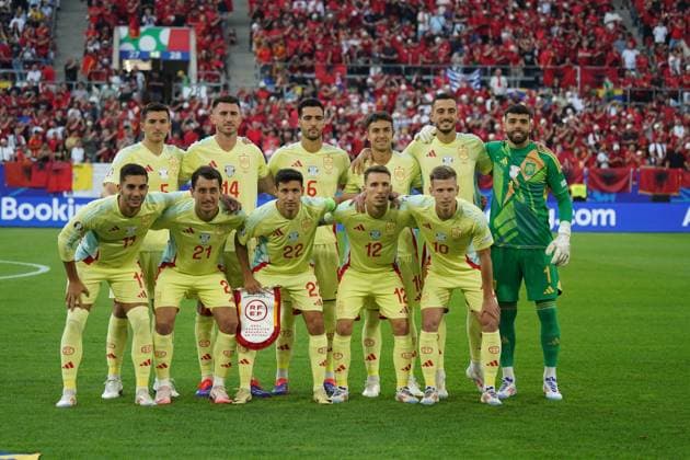 EURO 2024, Fussball, UEFA EURO, EM, Europameisterschaft,Fussball 2024, EM 2024, Gruppenphase, Gruppe B,Albanien-Spanien 24.06.2024, Düsseldorfarena Düsseldorf, Hintere Reihe: daniel Vivian, aymeric Laporte, mikel Merino, martin Zubimendi, Joselu, david Raya, Vorne Reihe v.l.: Ferran Torres, mikek Oyarzabal, Jesus Navas, Alejandro Grimaldo, dani Olmo, Spanien Elf, Teamfoto