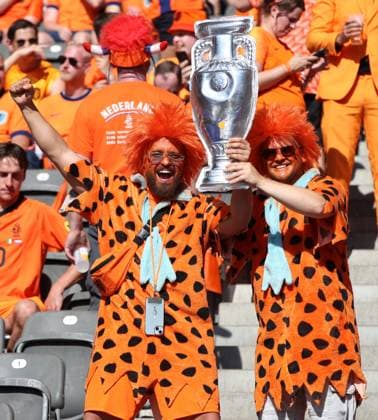 25.06.2024, xtgx, Fussball EM 2024, Niederlande - Österreich emspor, v.l. Emotionen, Fans, Stimmung, Fahnen, Logo, Holland, Niederlande, Zuschauer, Trikots, Oranje mit EM Pokal (DFL DFB REGULATIONS PROHIBIT ANY USE OF PHOTOGRAPHS as IMAGE SEQUENCES and or QUASI-VIDEO) Berlin