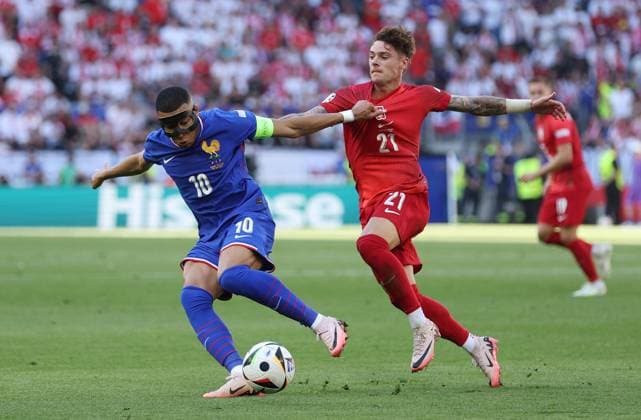 Kylian Mbappà of France is challenged by Nicola Zalewski of Poland France v Poland, UEFA European Championship, EM, Europameisterschaft 2024, Group D, Football, BVB Stadion, Dortmund, Germany, 25 Jun 2024 EDITORIAL USE ONLY No use with unauthorised audio, video, data, fixture lists, club league logos or live services. Online in-match use limited to 120 images, no video emulation. No use in betting, games or single club league player publications. Copyright: xPaulxCurrie Shutterstockx 14555523bs