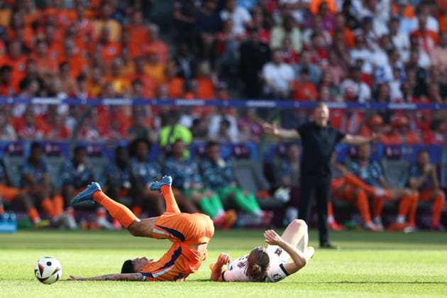 Sport Bilder des Tages Tijani Reijnders of Netherlands and Patrick Wimmer of Austria Netherlands v Austria, UEFA European Championship, EM, Europameisterschaft 2024, Group D, Football, Olympiastadion, Berlin, Germany, 25 Jun 2024 EDITORIAL USE ONLY No use with unauthorised audio, video, data, fixture lists, club league logos or live services. Online in-match use limited to 120 images, no video emulation. No use in betting, games or single club league player publications. Copyright: xMattxWest Shutterstockx 14555517ao
