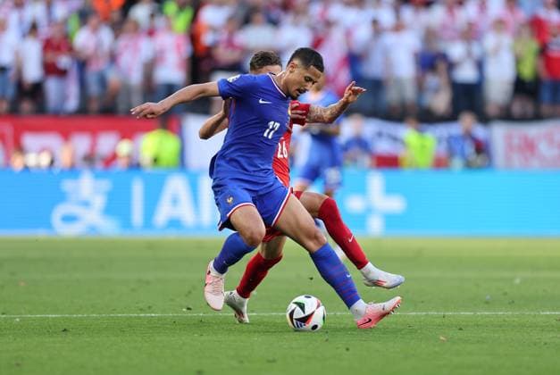 25.06.2024, Fussball Europameisterschaft, UEFA EURO, EM, Europameisterschaft,Fussball 2024, Frankreich - Polen, Gruppe D, BVB Stadion Dortmund, v.l., William Alain Andre Saliba (Frankreich), Kacper Urbanski (Polen) Copyright: HMBxMedia