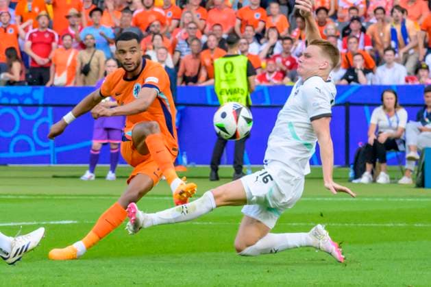 GER, Berlin, Fussball, Oesterreich vs. Niederlande, Gruppe D, Gruppenphase, UEFA EURO, EM, Europameisterschaft,Fussball 2024, SP, Olympia - Stadion Berlin, v.l. Cody Gakpo (NED), Phillipp Mwene (Austria), 1:1 Ausgleich durch Cody Gakpo (NED), Tor, 25.06. 2024, Copyright: HMBxMedia UwexKoch