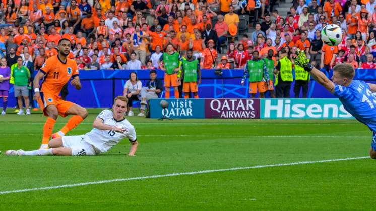 GER, Berlin, Fussball, Oesterreich vs. Niederlande, Gruppe D, Gruppenphase, UEFA EURO, EM, Europameisterschaft,Fussball 2024, SP, Olympia - Stadion Berlin, v.l. Cody Gakpo (NED), Phillipp Mwene (Austria), 1:1 Ausgleich durch Cody Gakpo (NED), Patrick Pentz (Austria), Tor, 25.06. 2024, Copyright: HMBxMedia UwexKoch