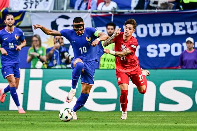 Kylian Mbappe 10 (Frankreich) im Zweikampf, Aktion, mit Nicola Zalewski 21 (Polen), Frankreich vs. Polen, Fussball, UEFA EURO, EM, Europameisterschaft,Fussball 2024, Gruppenphase, 3. Spieltag, 25.06.2024 Dortmund Nordrhein-Westfalen Deutschland