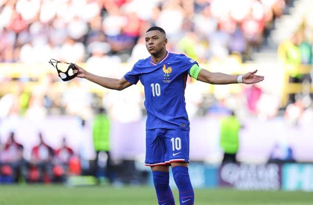 25.06.2024, Fussball Europameisterschaft, UEFA EURO, EM, Europameisterschaft,Fussball 2024, Frankreich - Polen, Gruppe D, BVB Stadion Dortmund, v.l., Torjubel zum 1:0 durch Kylian Mbappe (Frankreich), Goal celebration, celebrate the goal Copyright: HMBxMedia